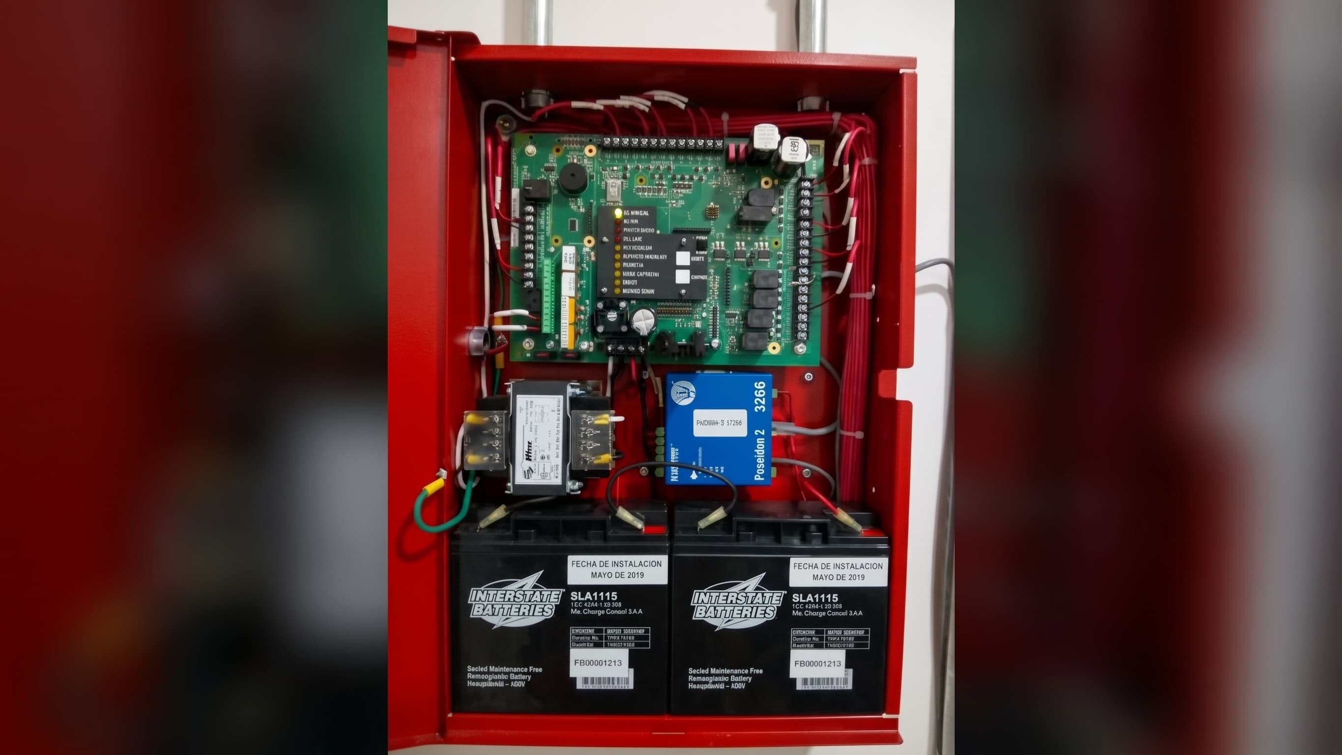Panel de control del sistema de supresión con su tarjeta electrónica y baterías de respaldo.